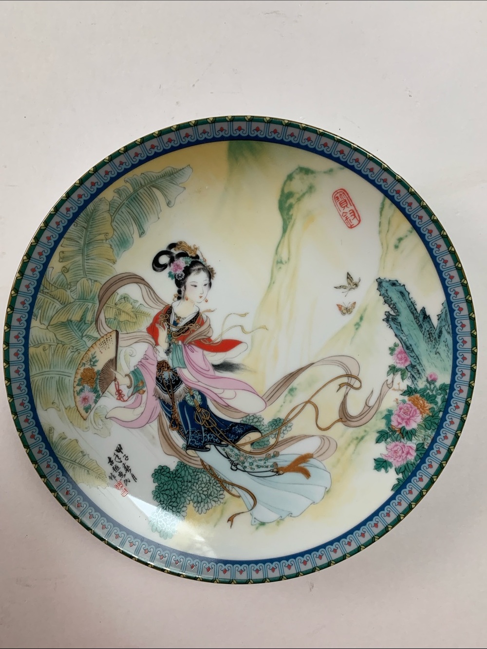 Collectibles Vantage Hand-Painted Porcelain Decorative Plate. Made in China. 9”.